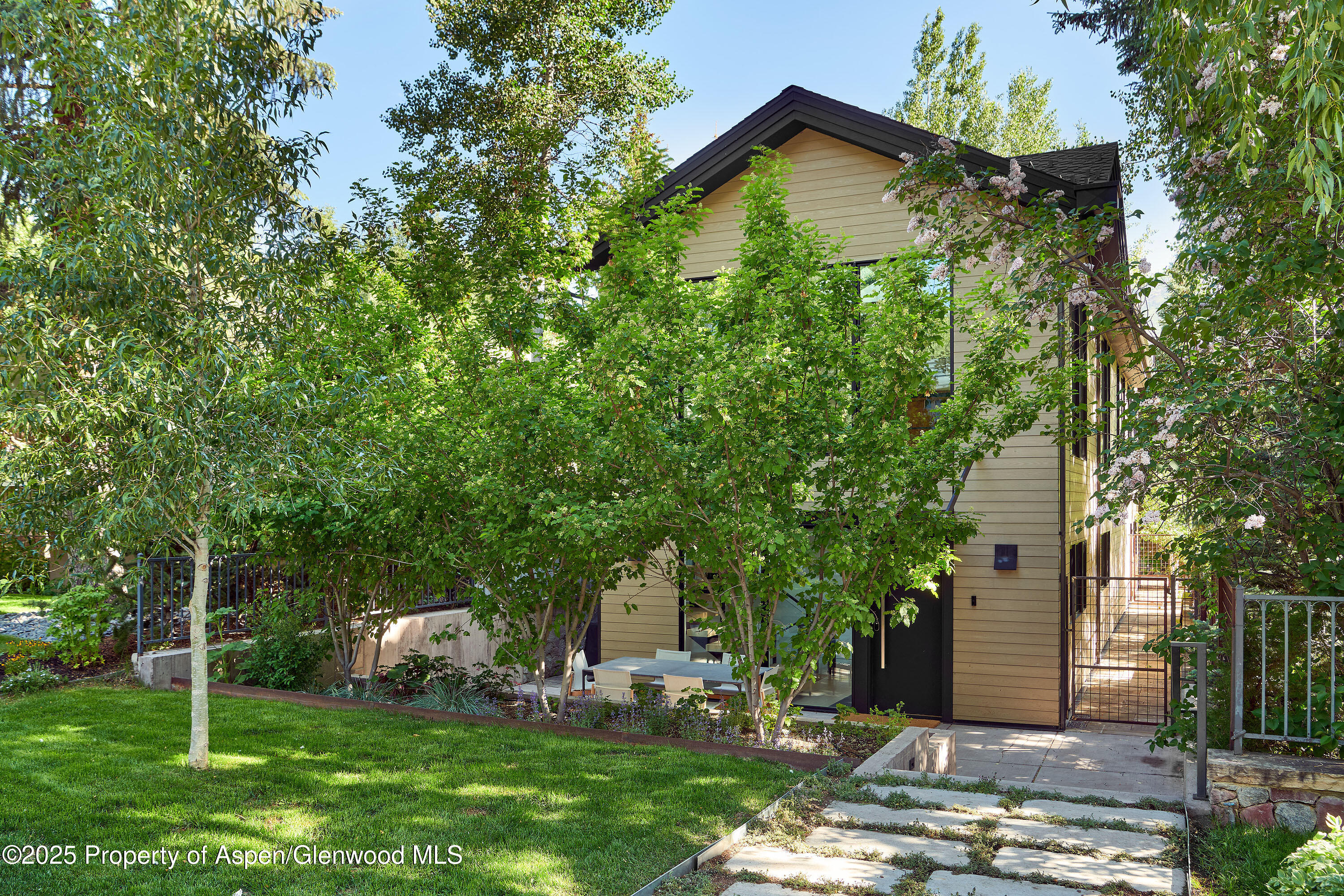 612 W Francis Street