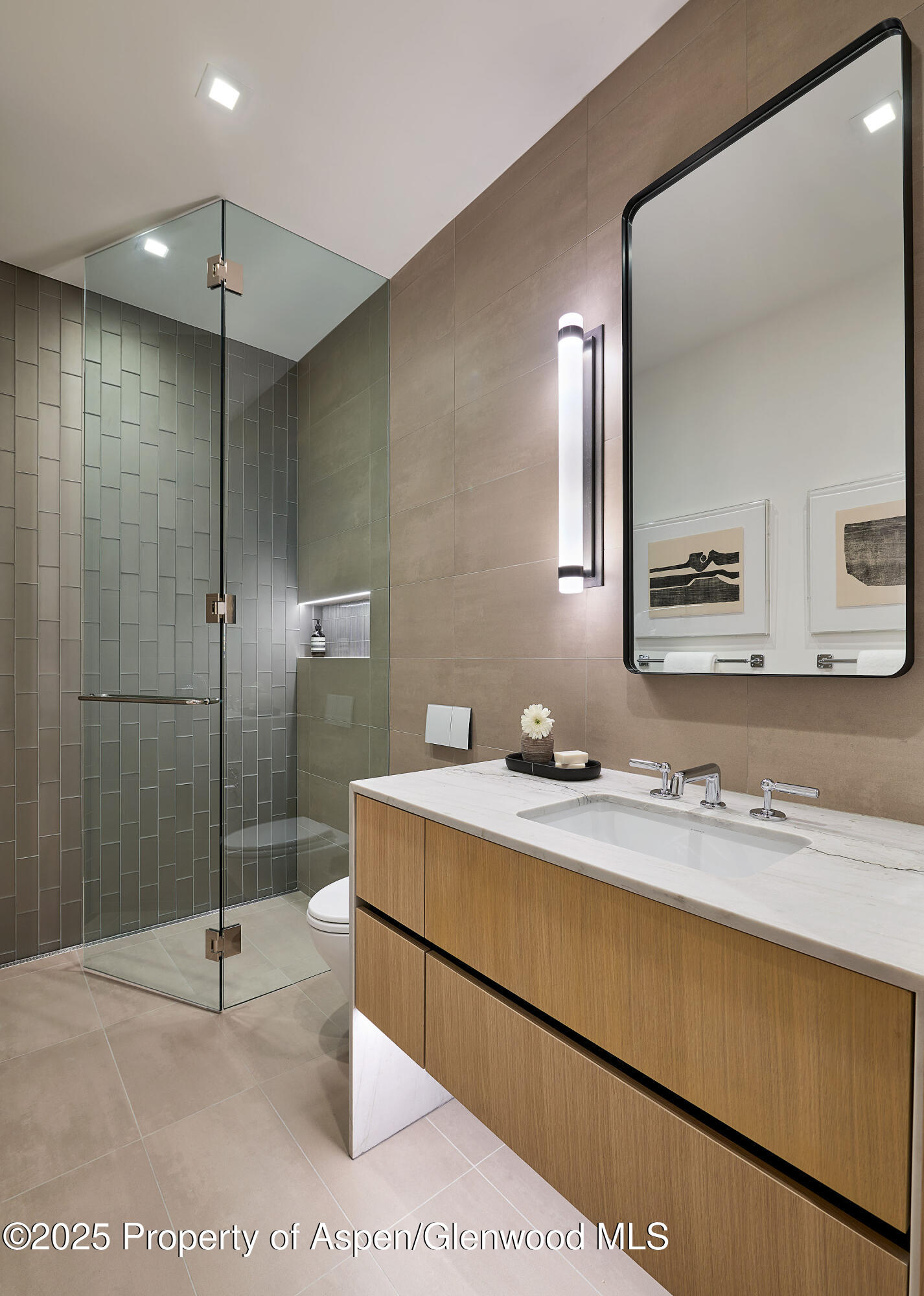 810 W Smuggler Street