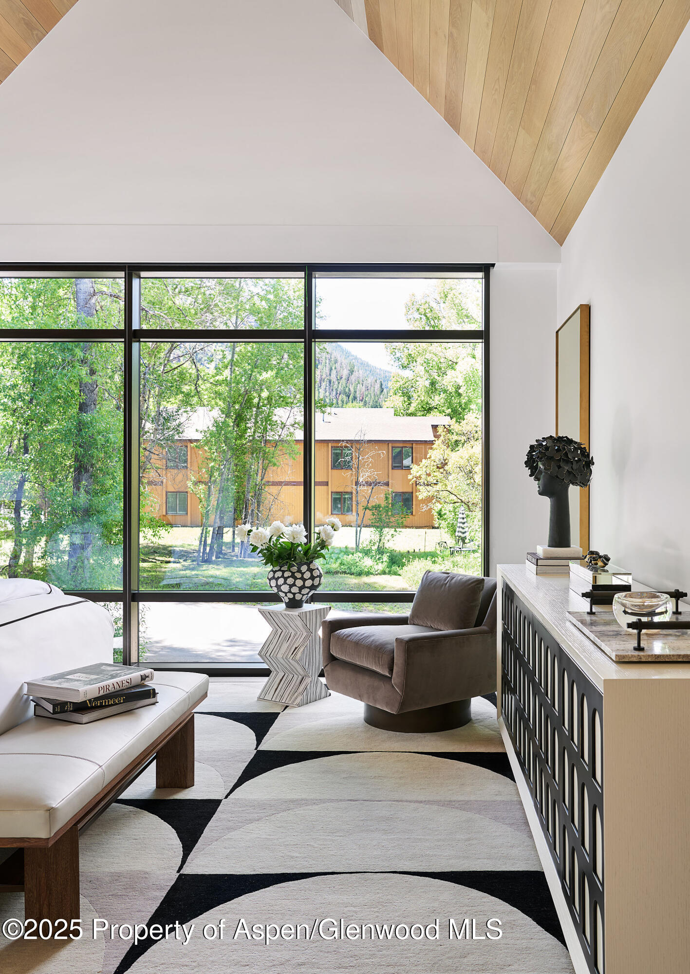 810 W Smuggler Street