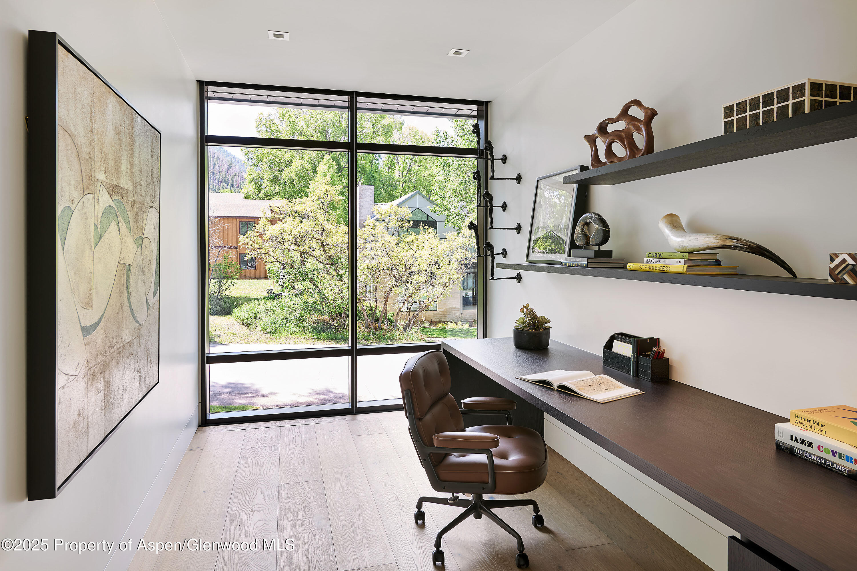 810 W Smuggler Street