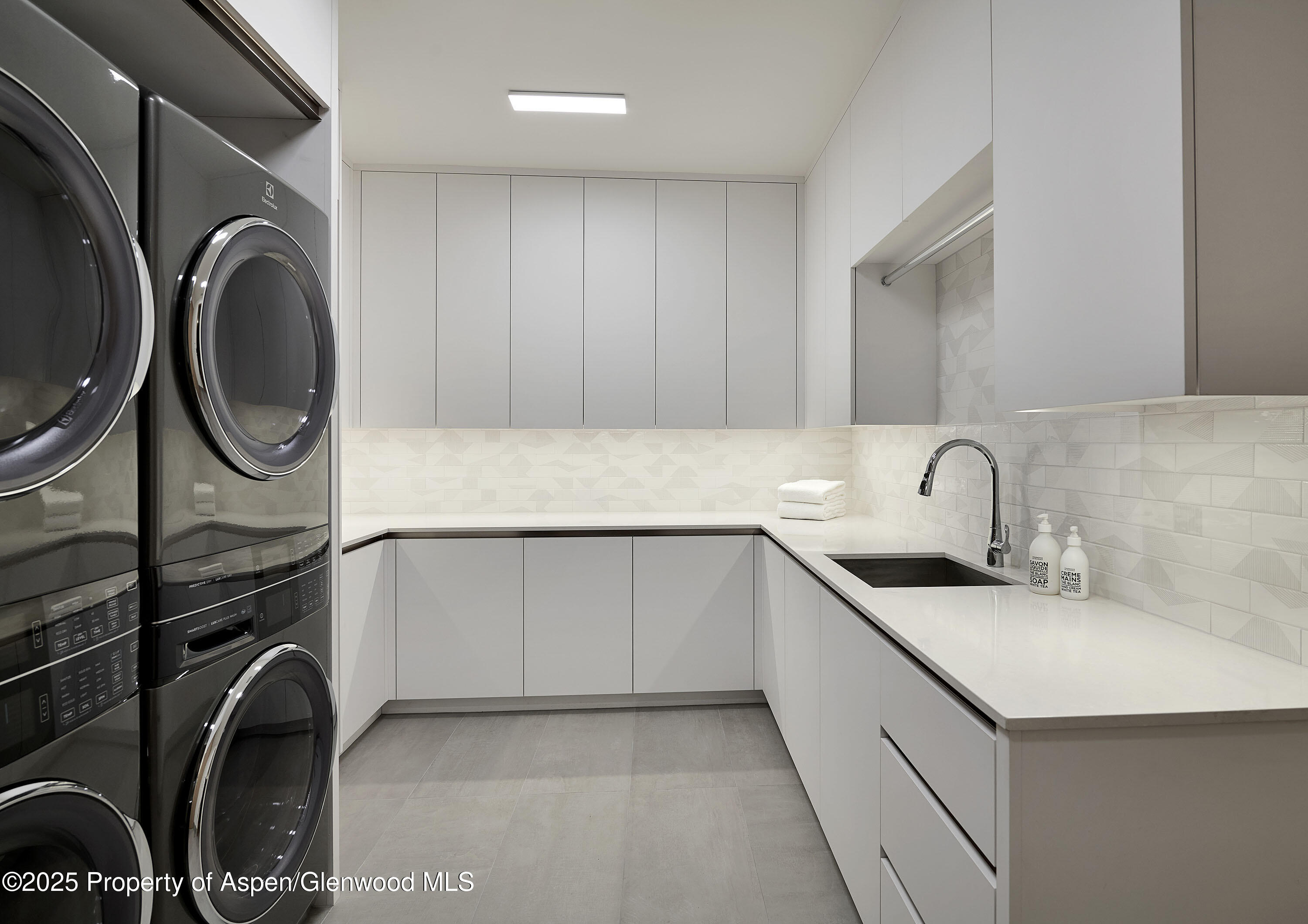 810 W Smuggler Street