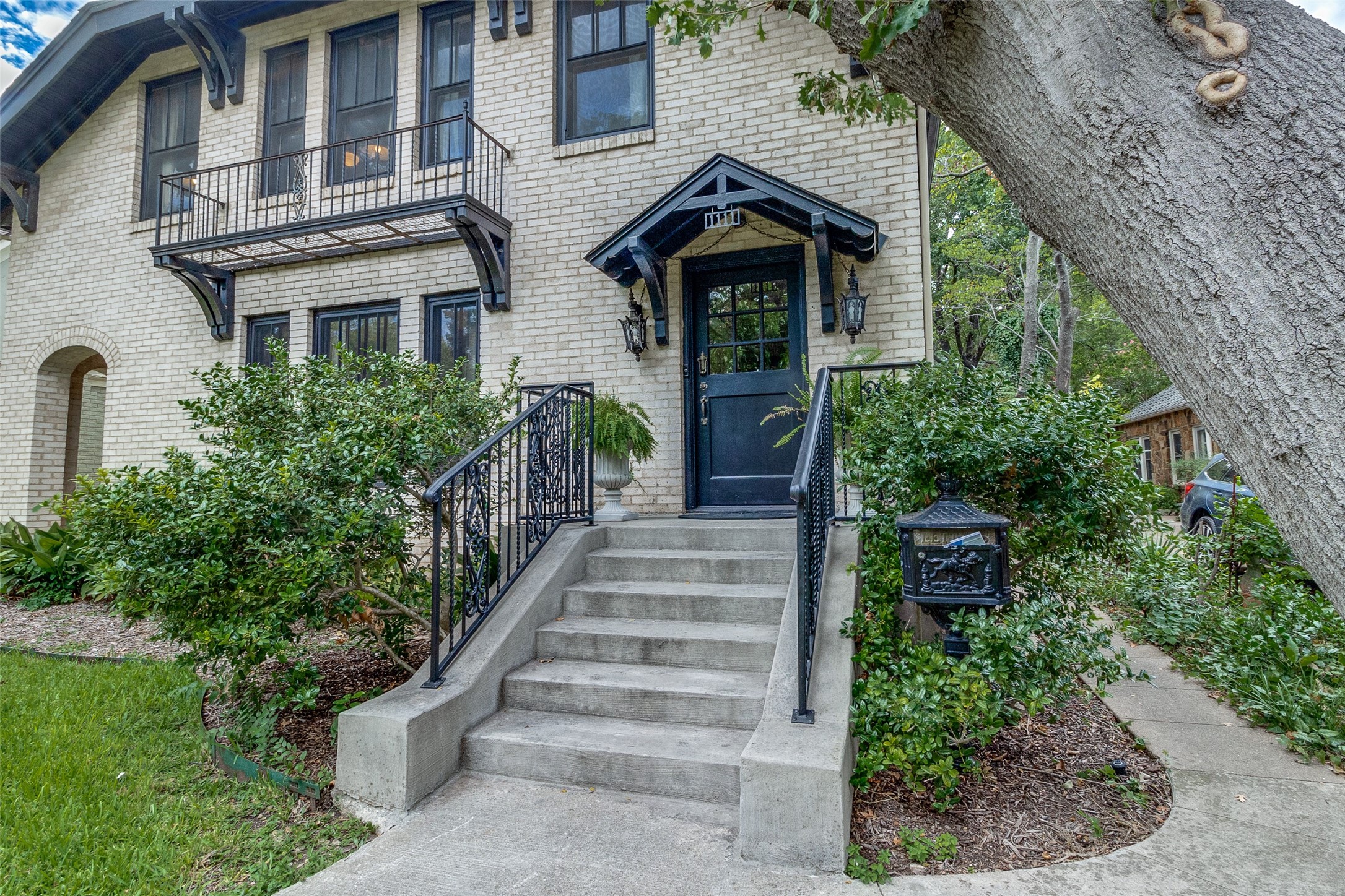 1111 N Edgefield Avenue