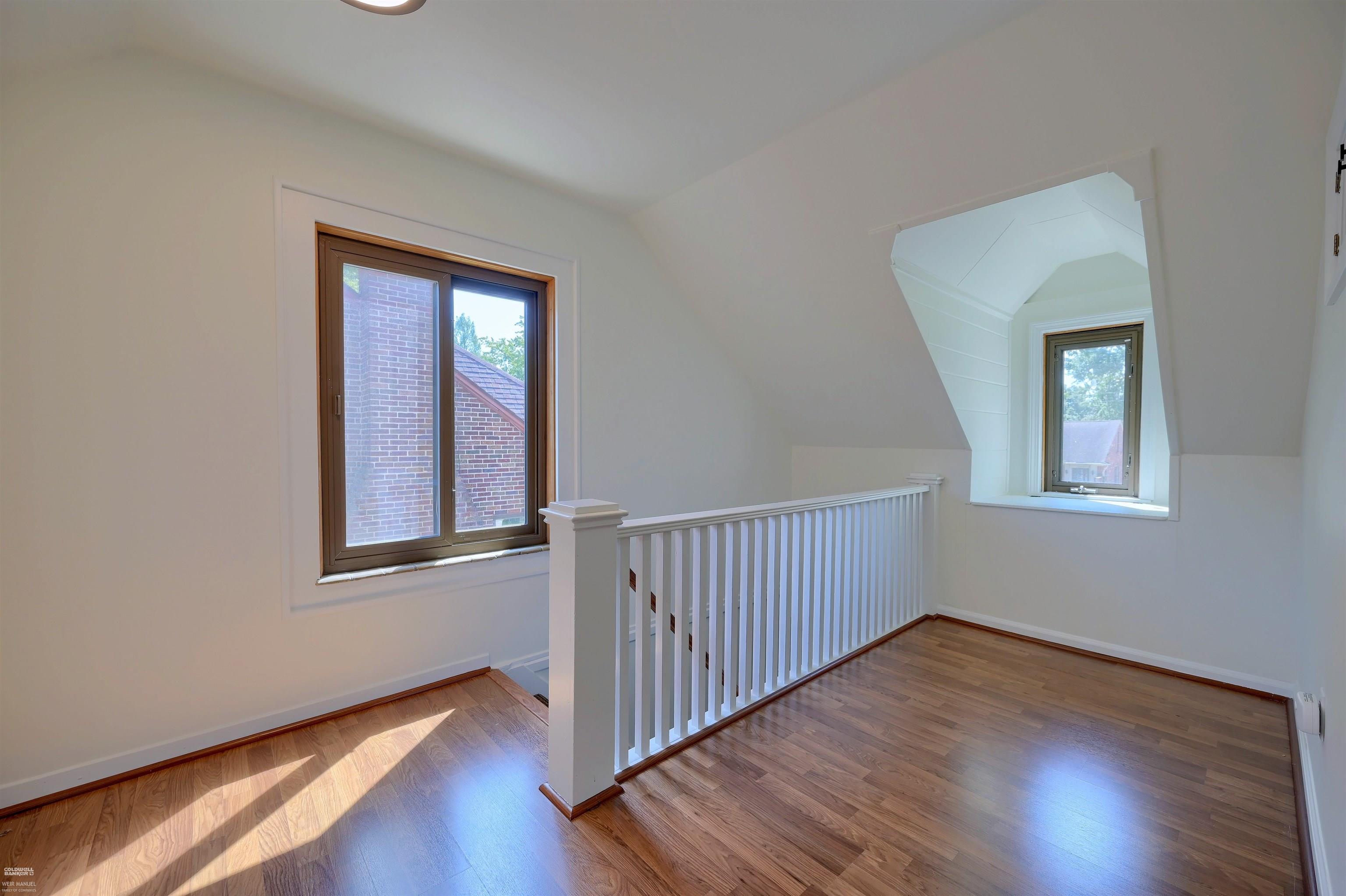 1496 Roslyn Road