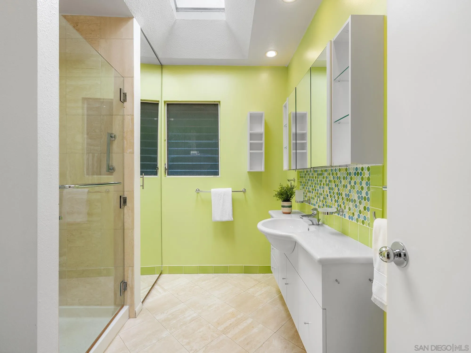 6424 El Camino Del Teatro