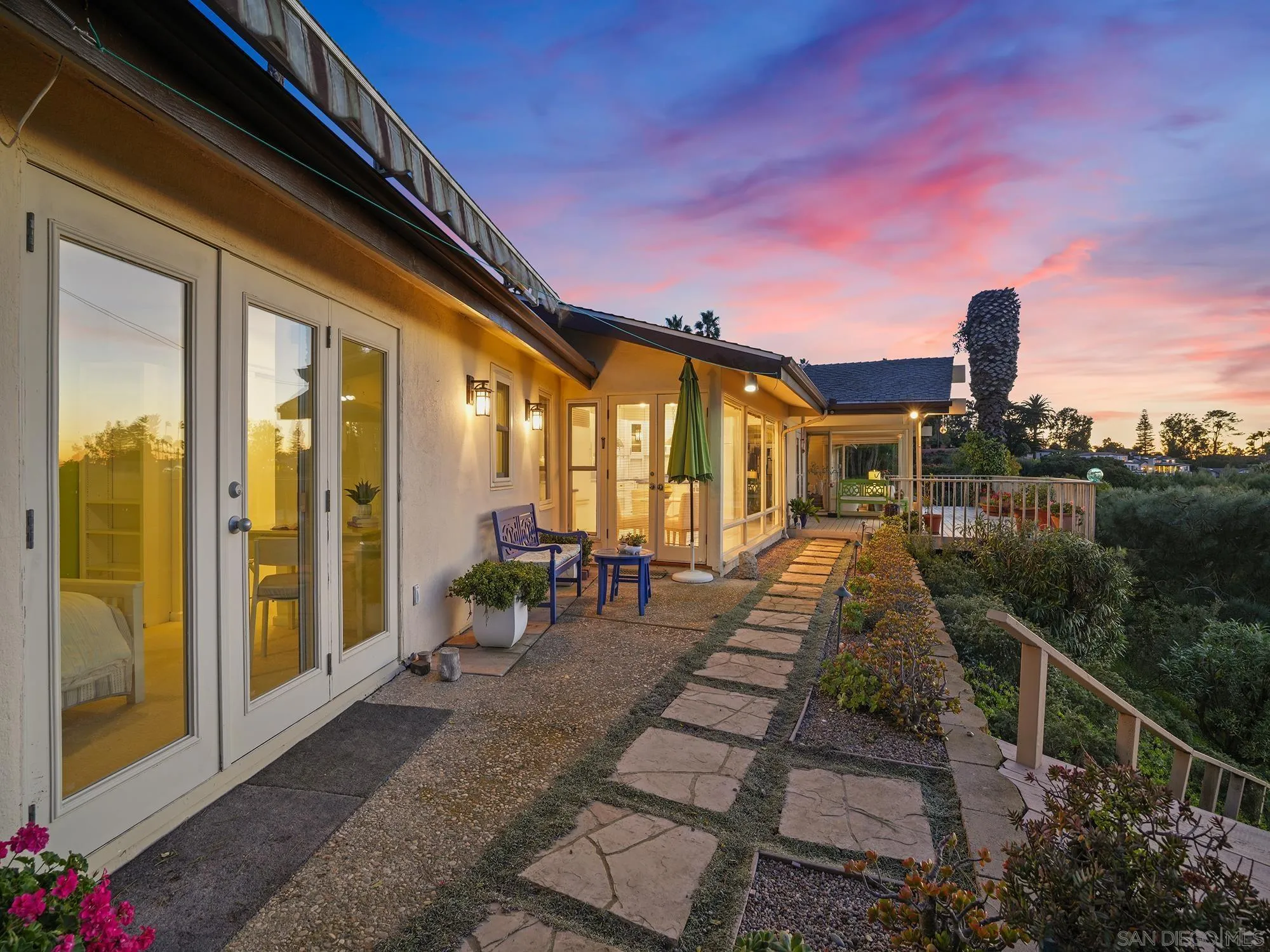 6424 El Camino Del Teatro