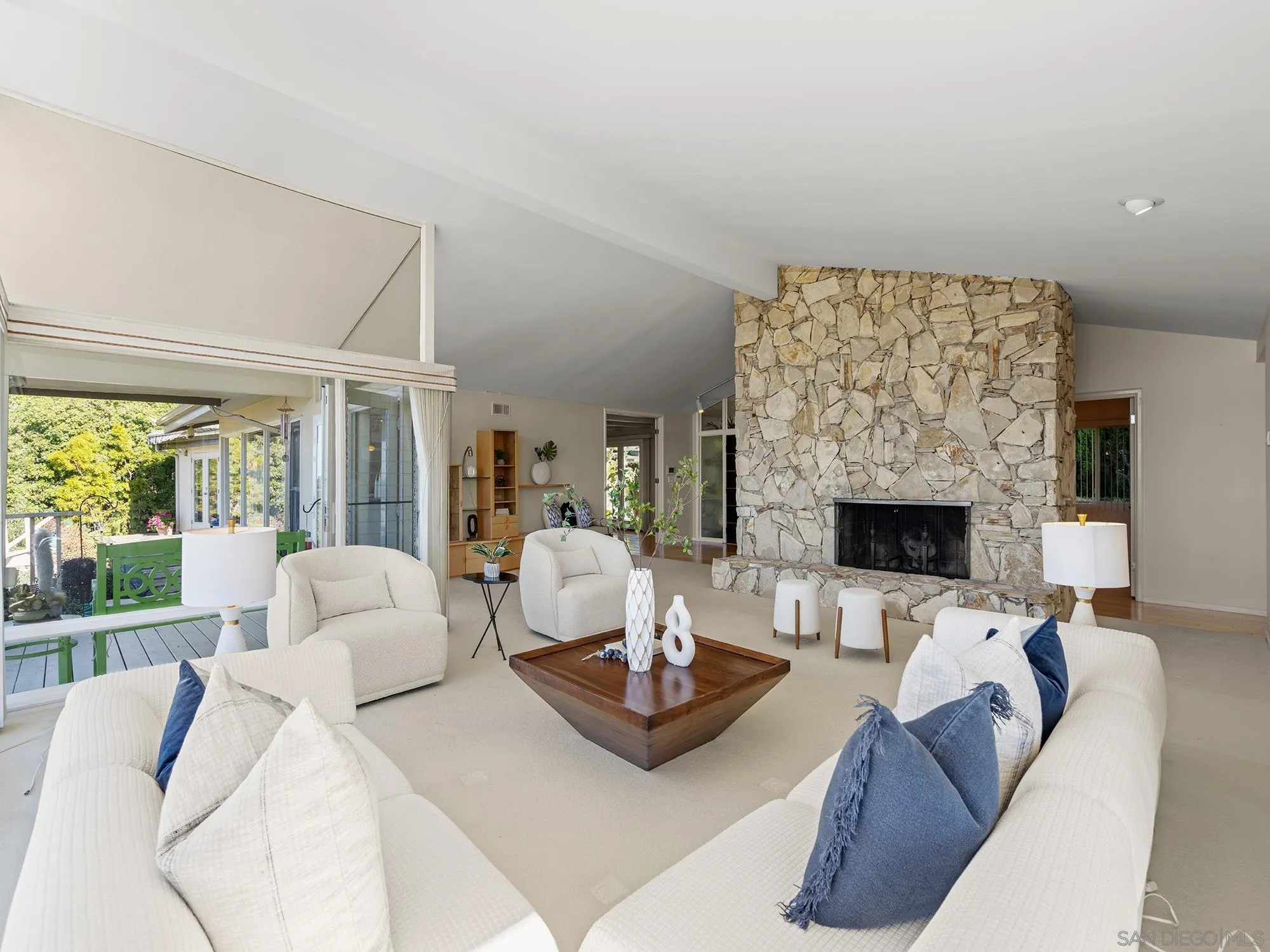 6424 El Camino Del Teatro