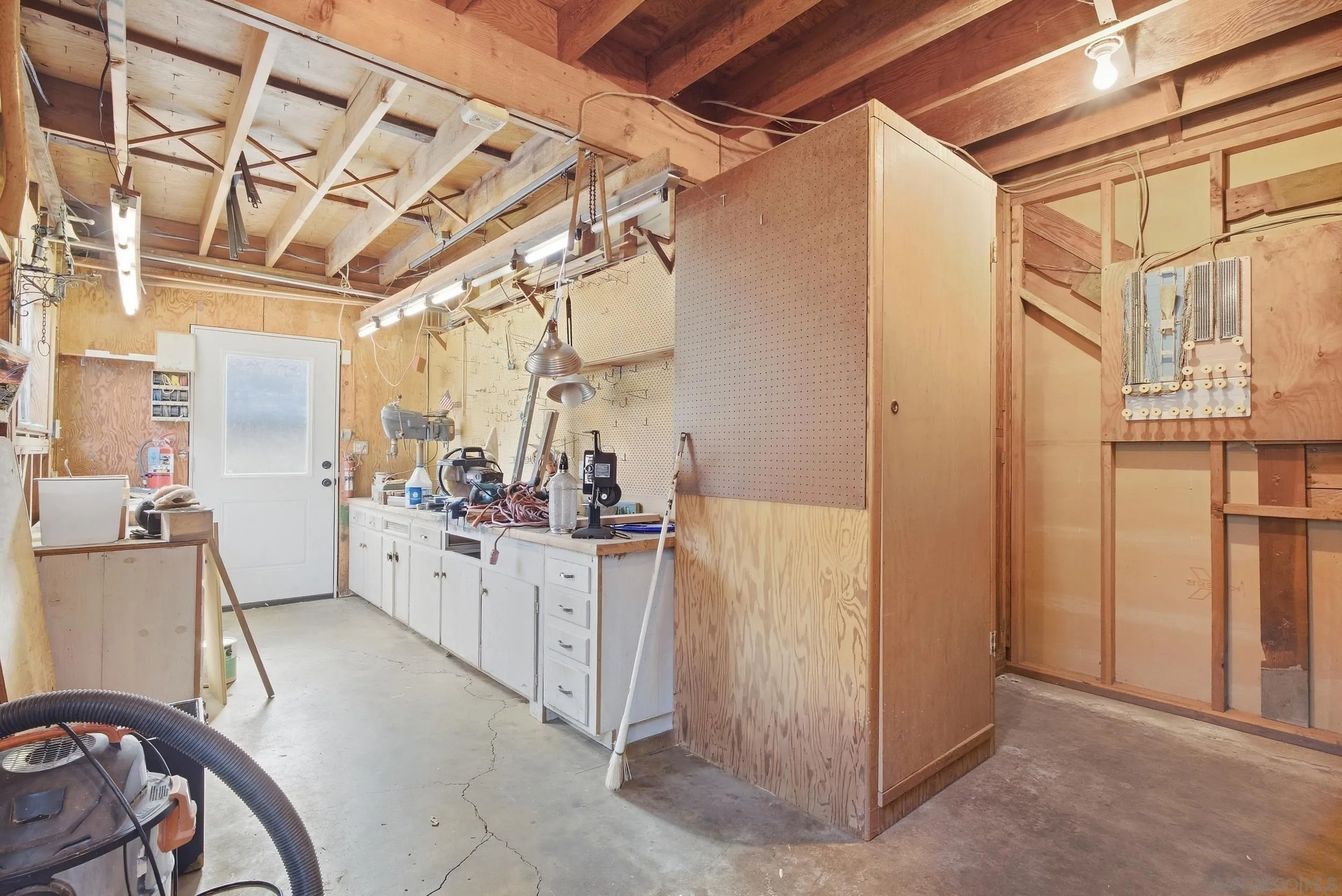 7865 Roseland Drive