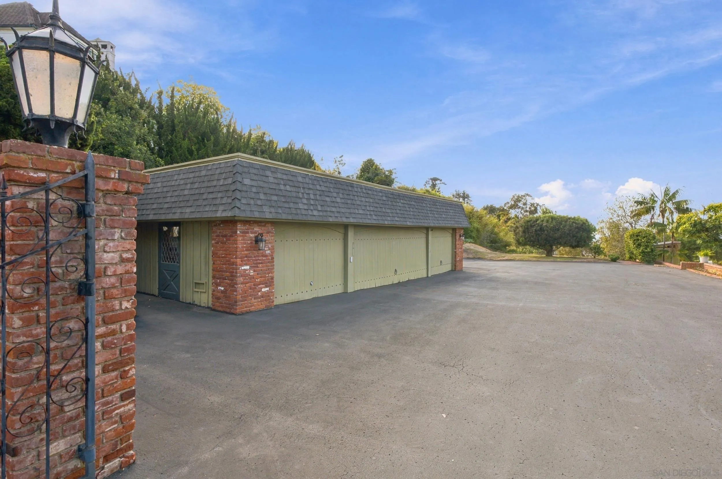 7865 Roseland Drive