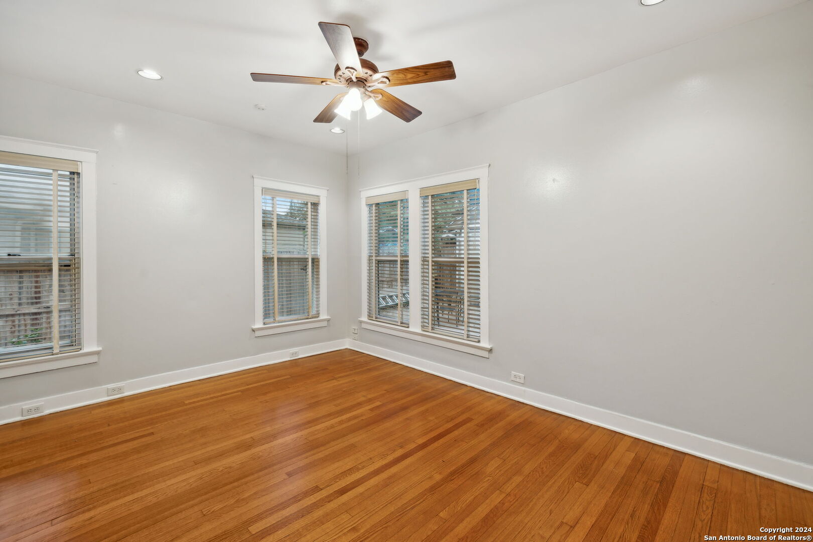 218 W HOLLYWOOD AVE