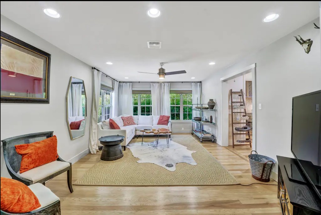 516 W Austin St