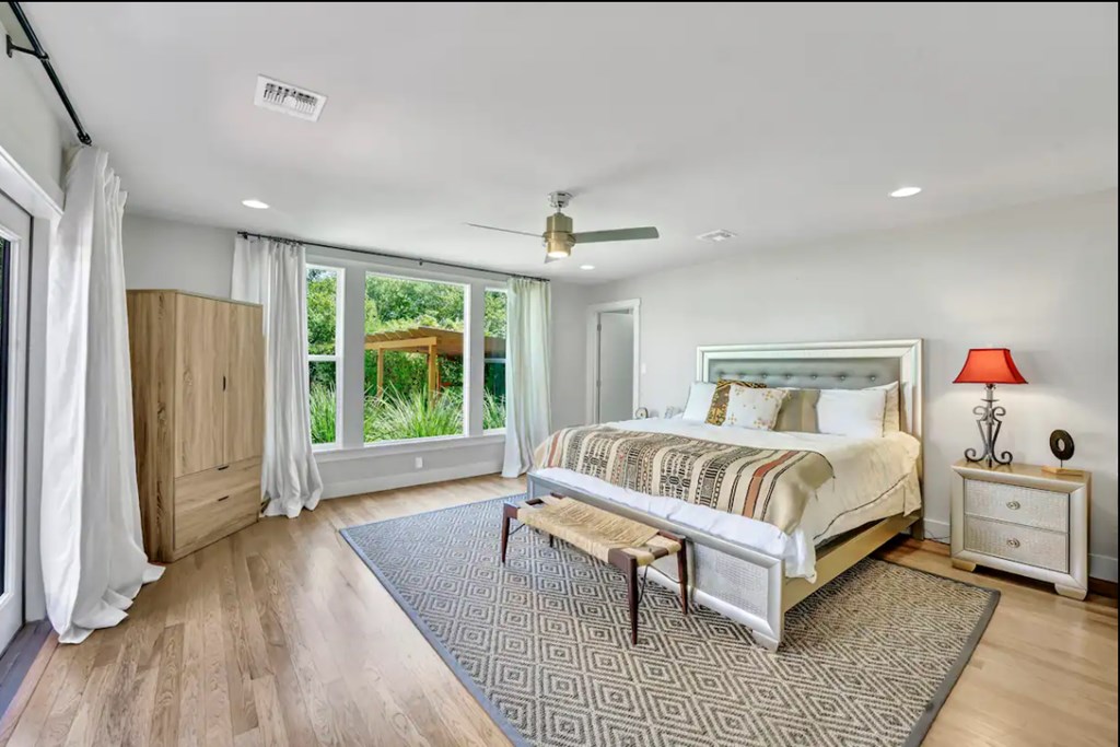 516 W Austin St