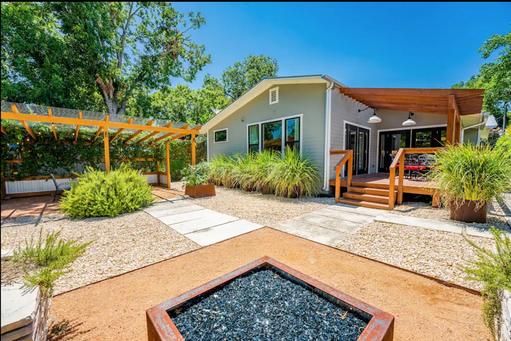 516 W Austin St