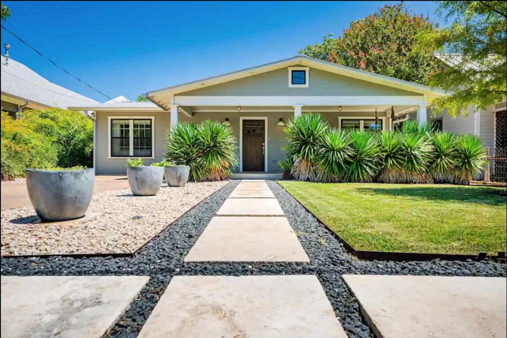 516 W Austin St