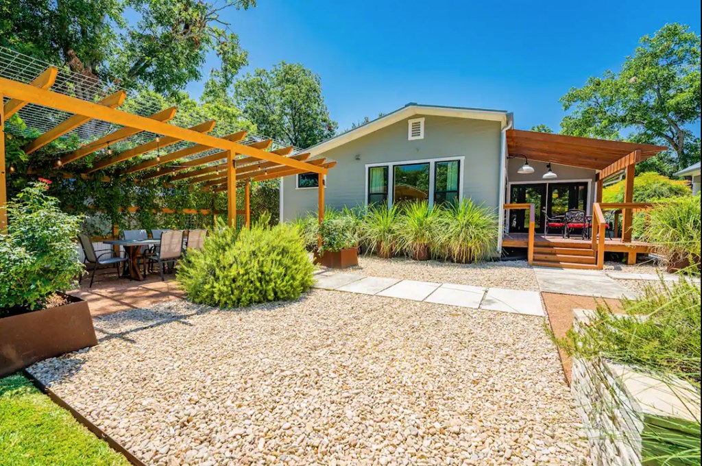 516 W Austin St