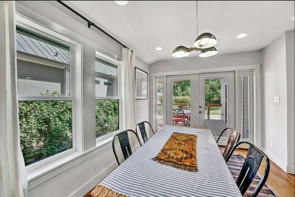 516 W Austin St