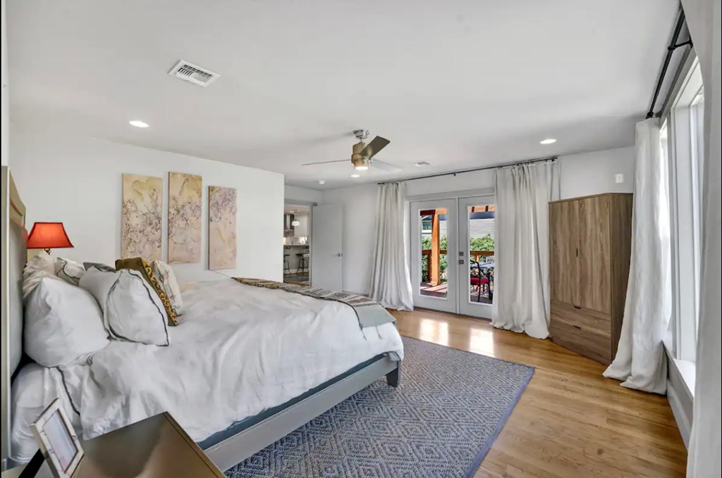 516 W Austin St