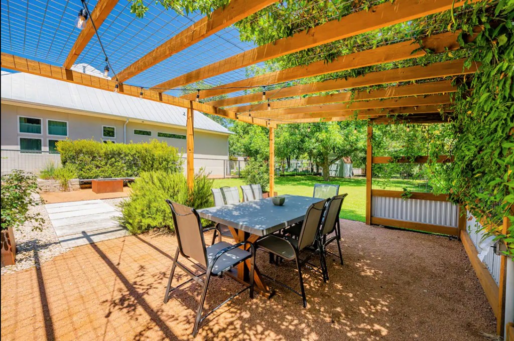 516 W Austin St