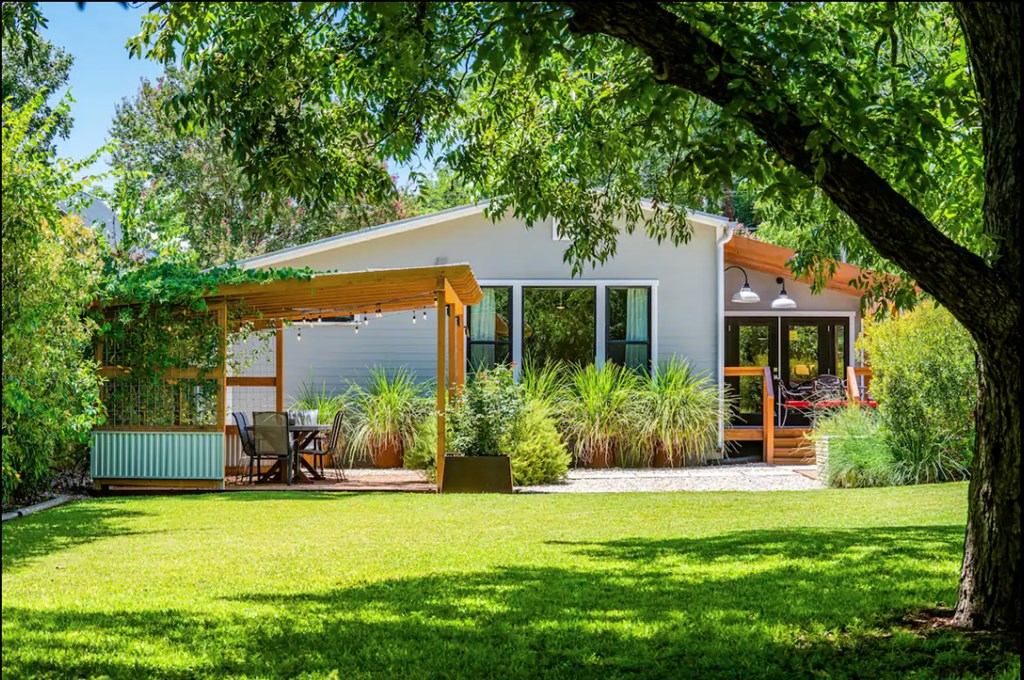 516 W Austin St