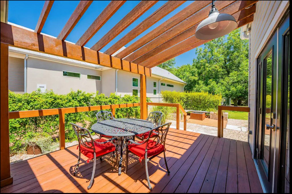 516 W Austin St