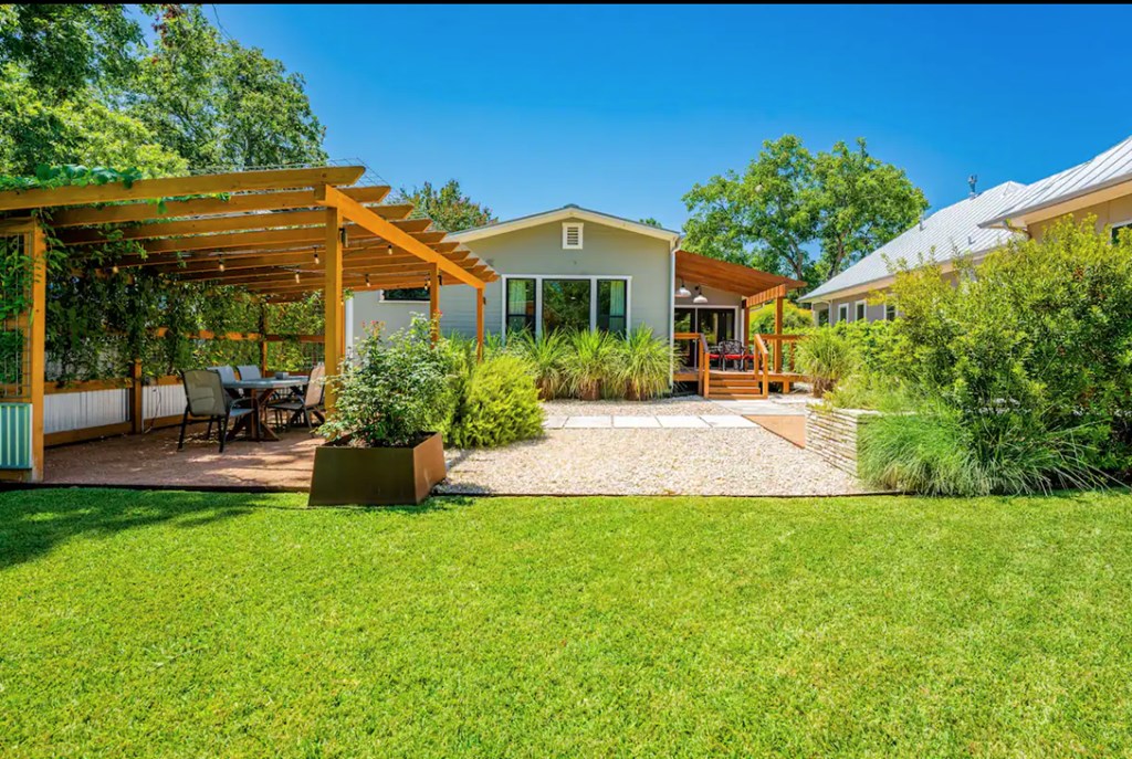 516 W Austin St
