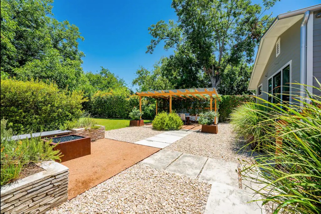 516 W Austin St