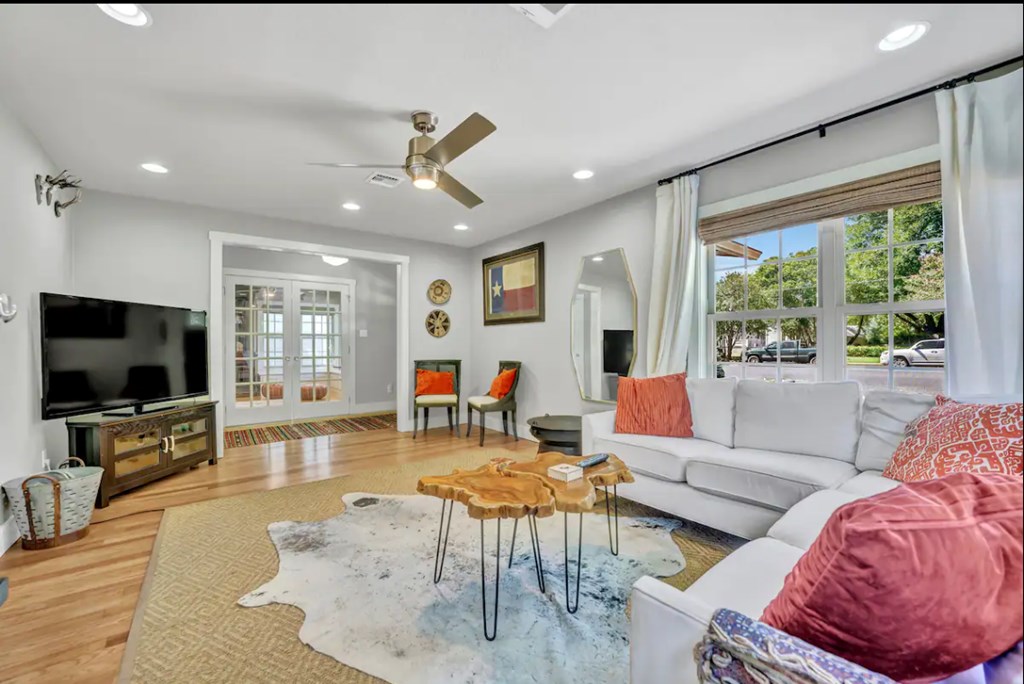 516 W Austin St