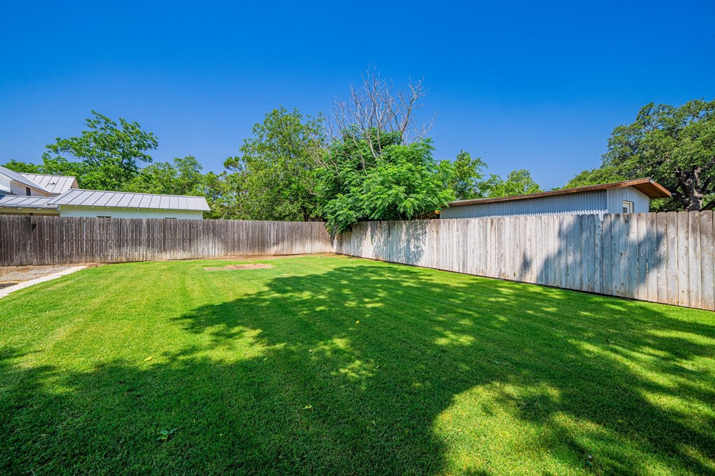 607 W Travis St