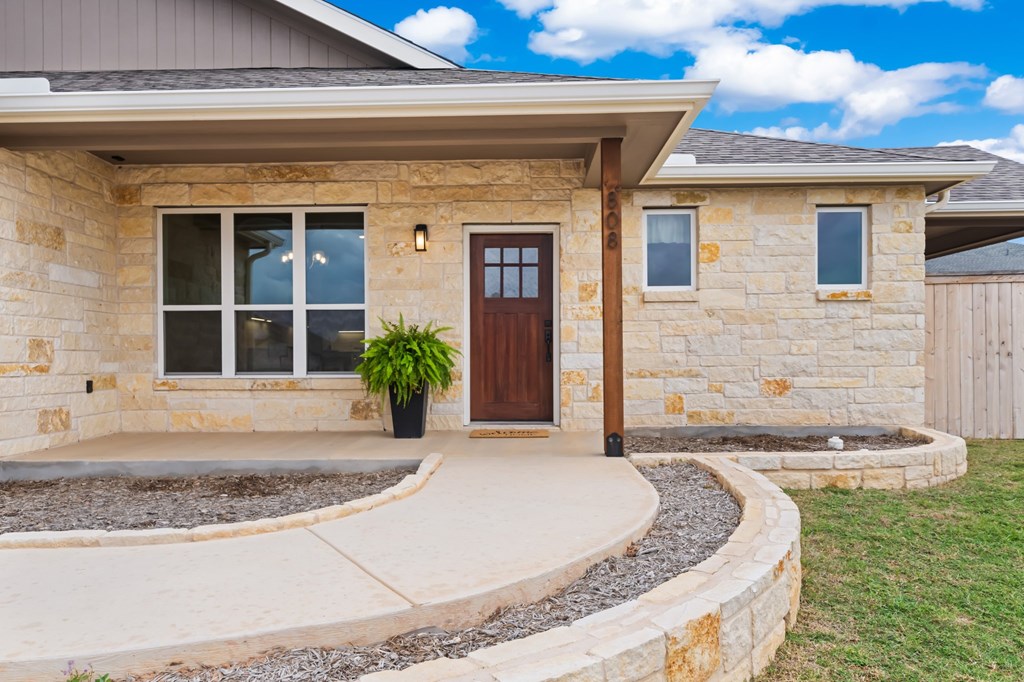 808 Gray Oak Ct