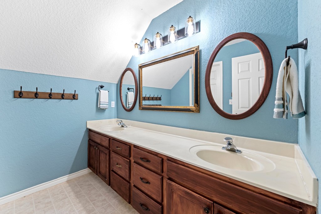 26 Oak Valley Dr