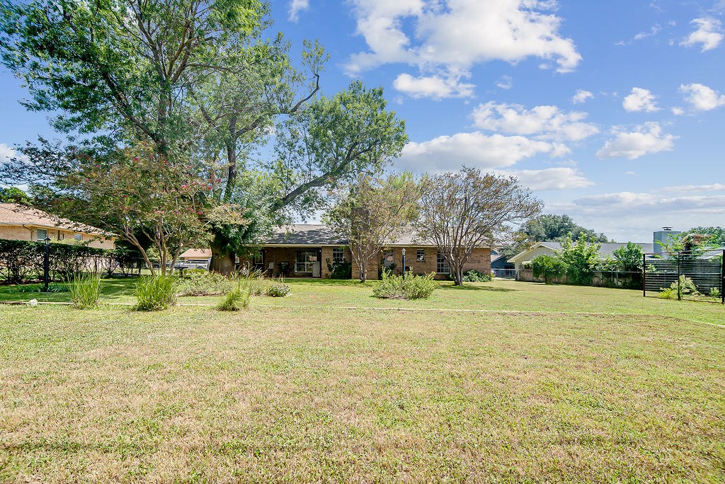 205 Crestwood Dr
