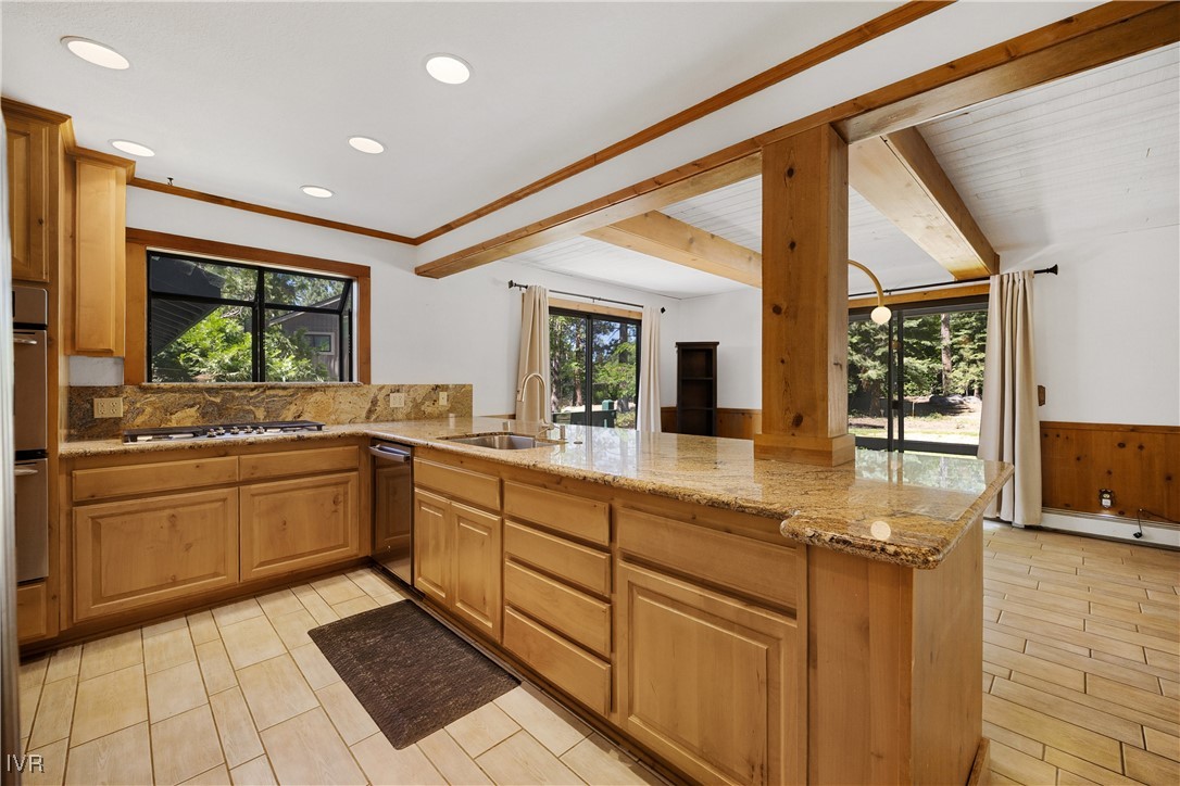 445 Country Club Dr