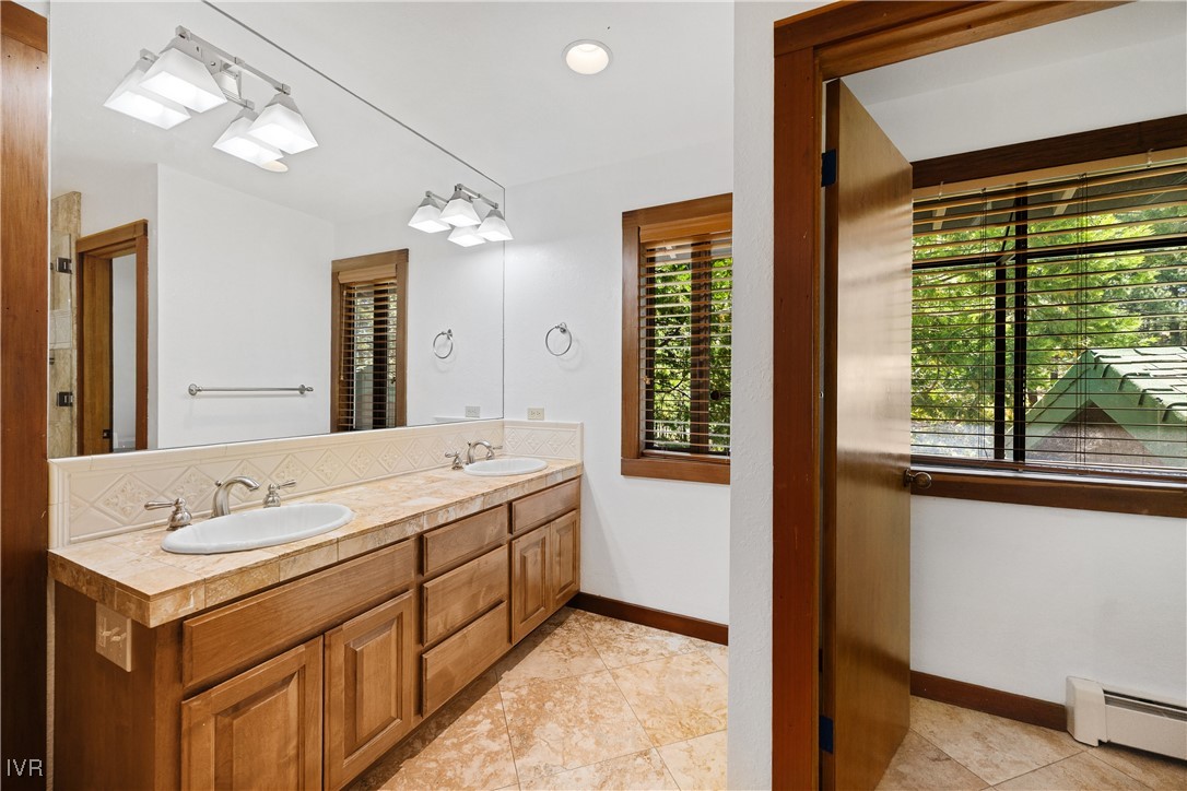 445 Country Club Dr