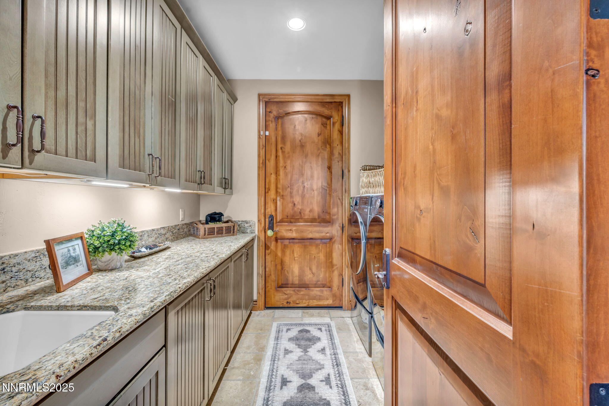 186 Carleton Court
