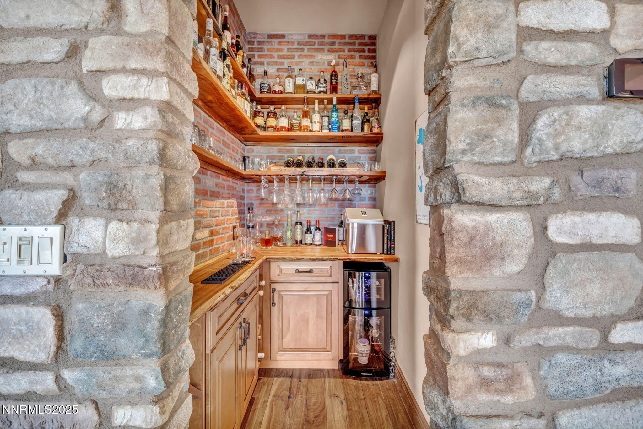 186 Carleton Court