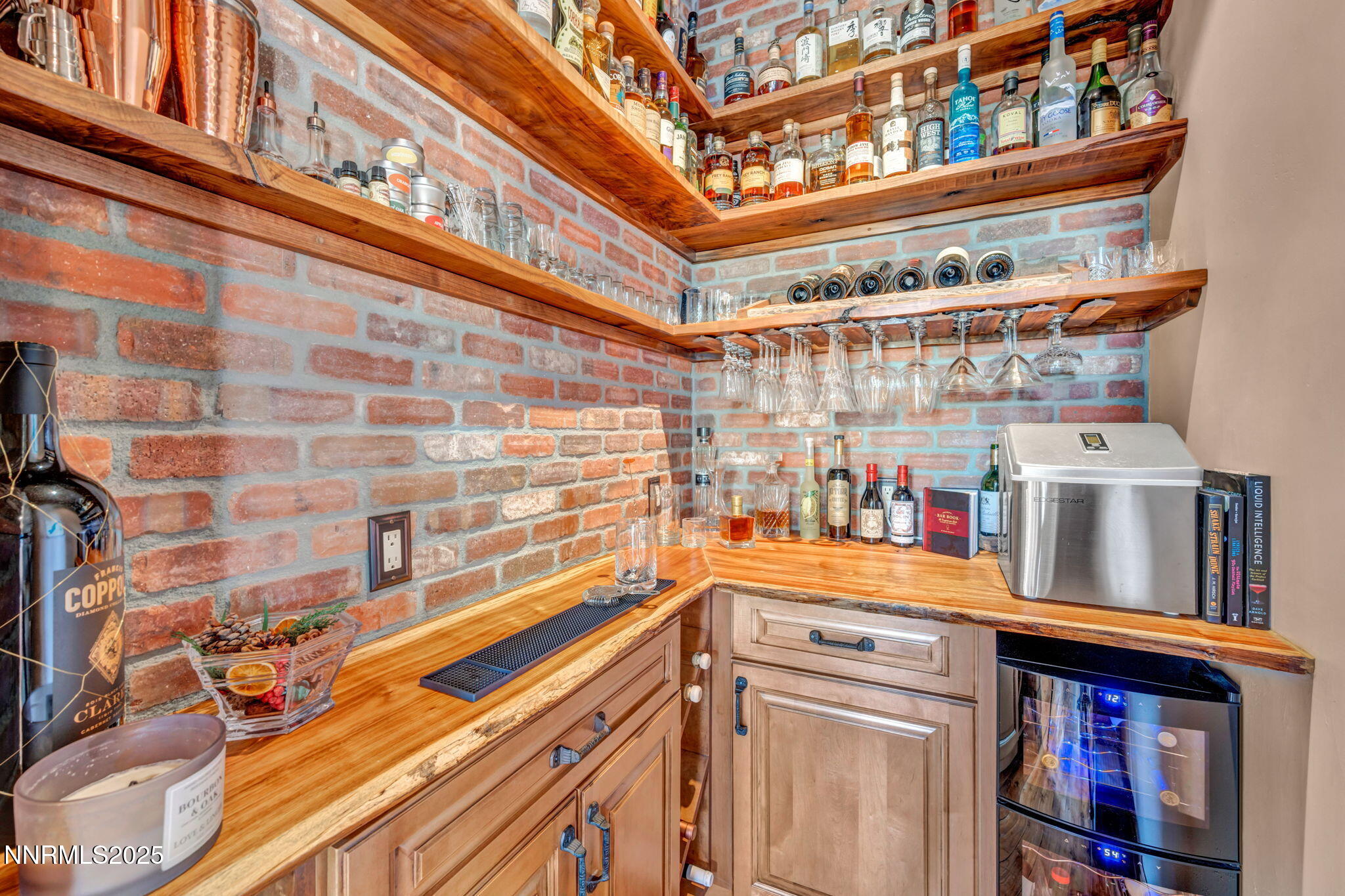 186 Carleton Court