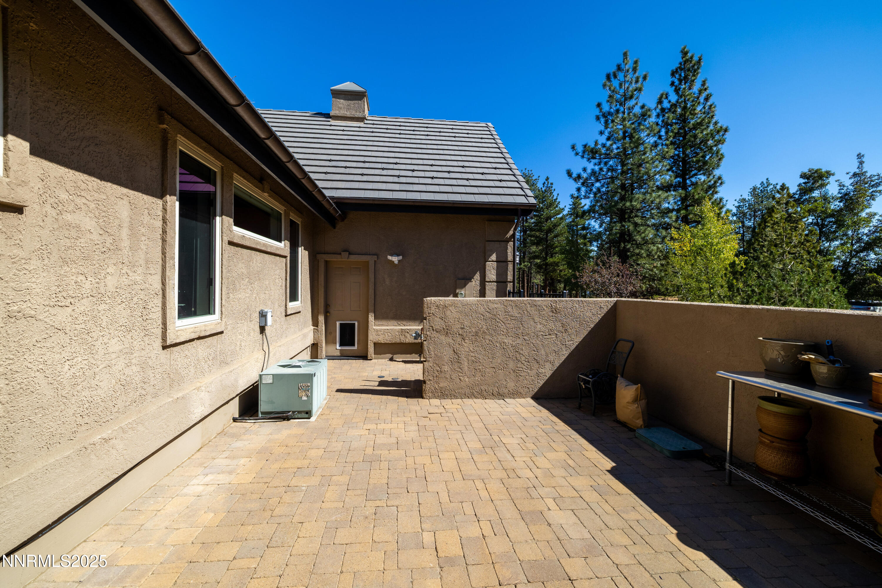 102 W Willis Lane