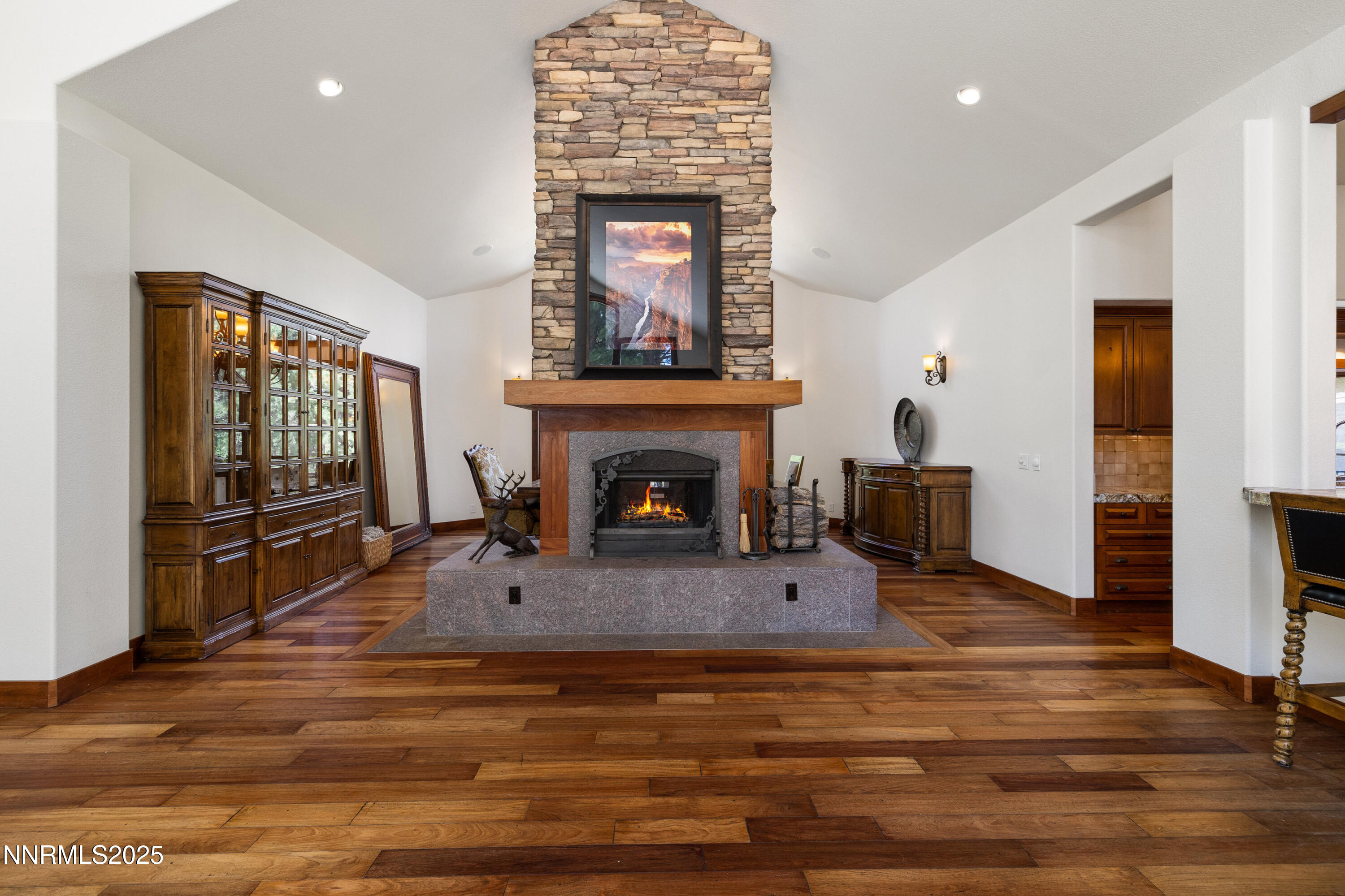 102 W Willis Lane