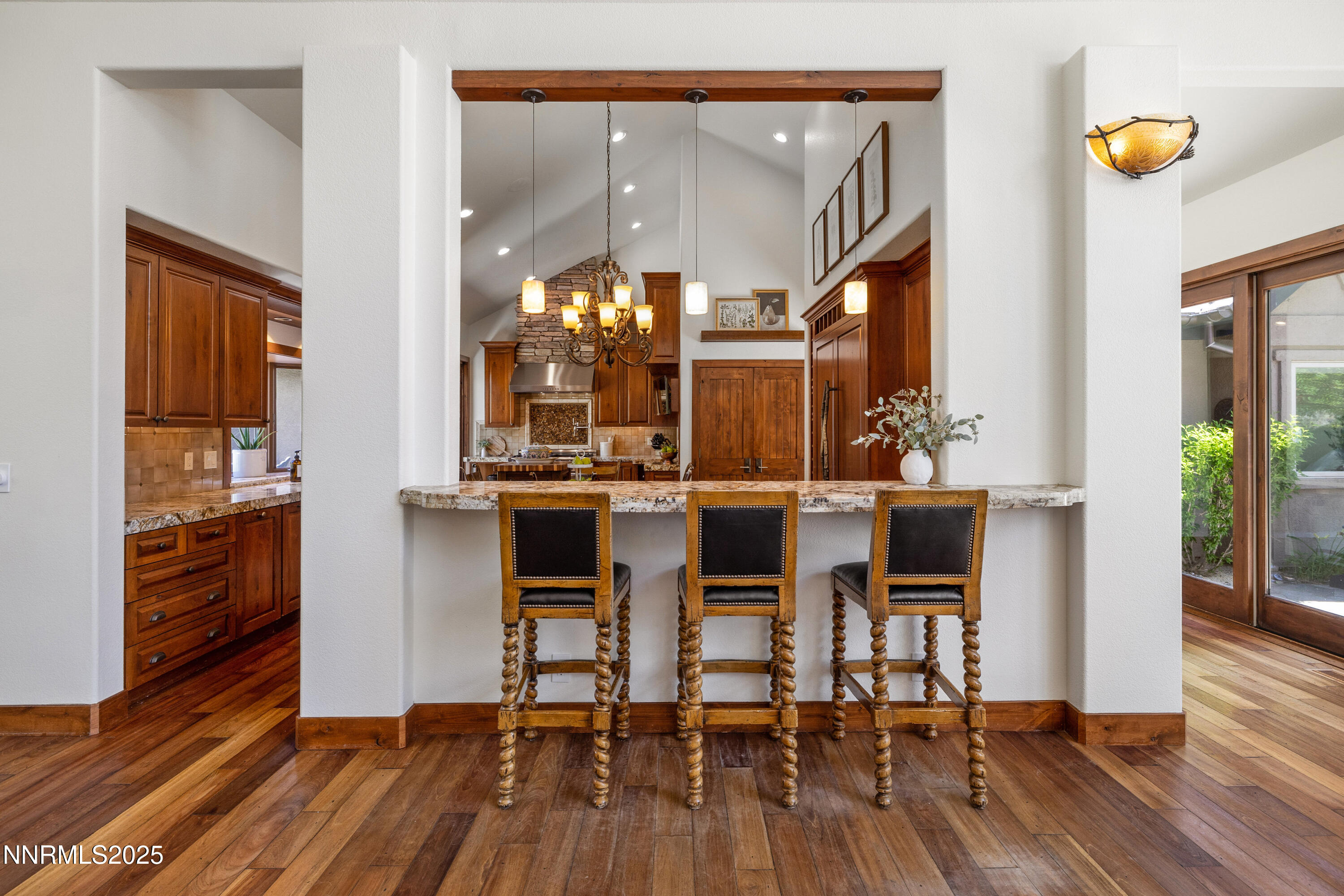 102 W Willis Lane