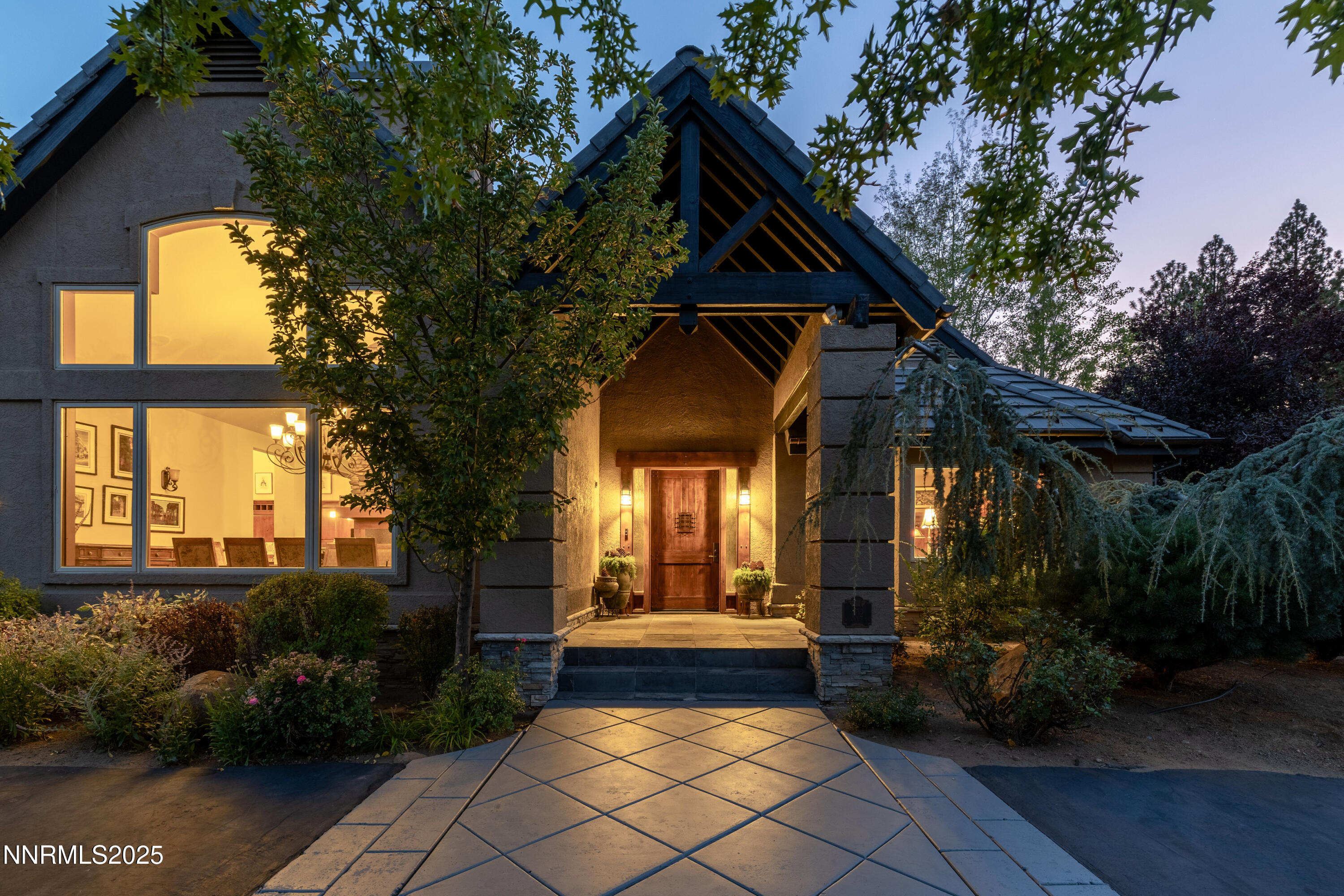 102 W Willis Lane