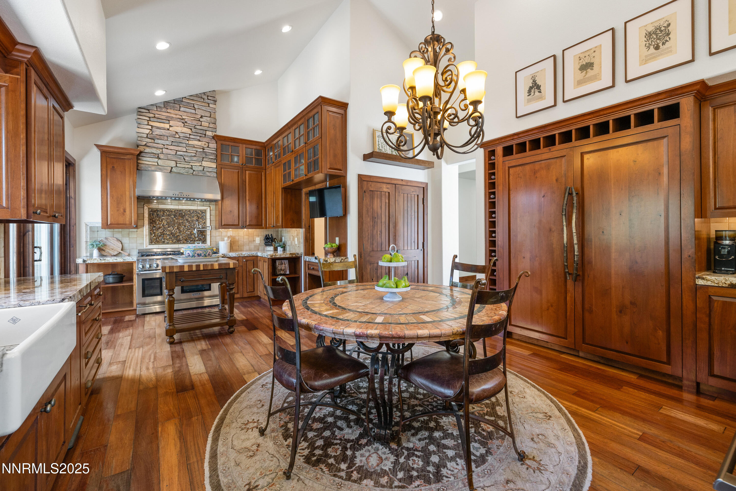102 W Willis Lane
