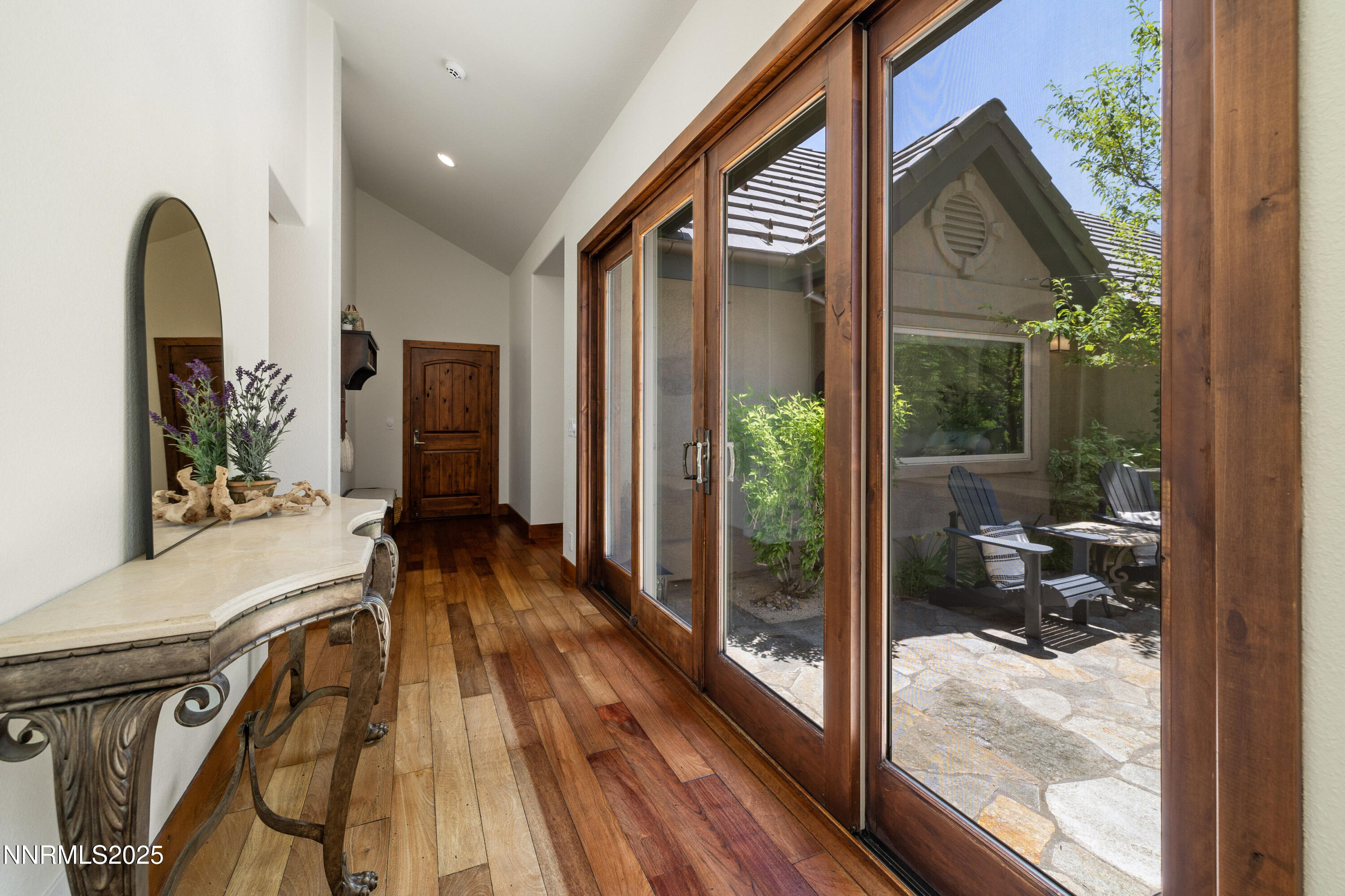 102 W Willis Lane