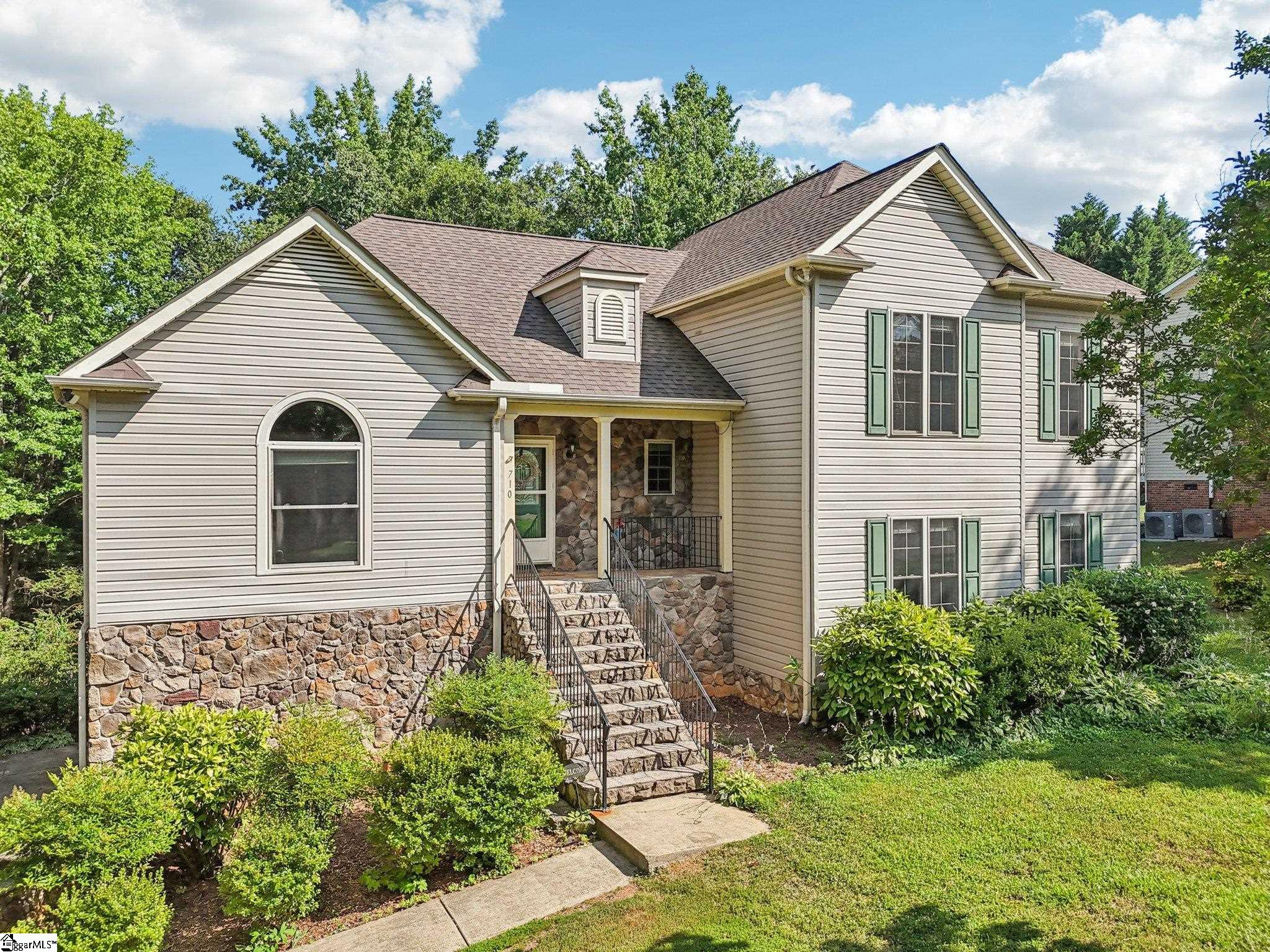 710 Pineapple Pointe