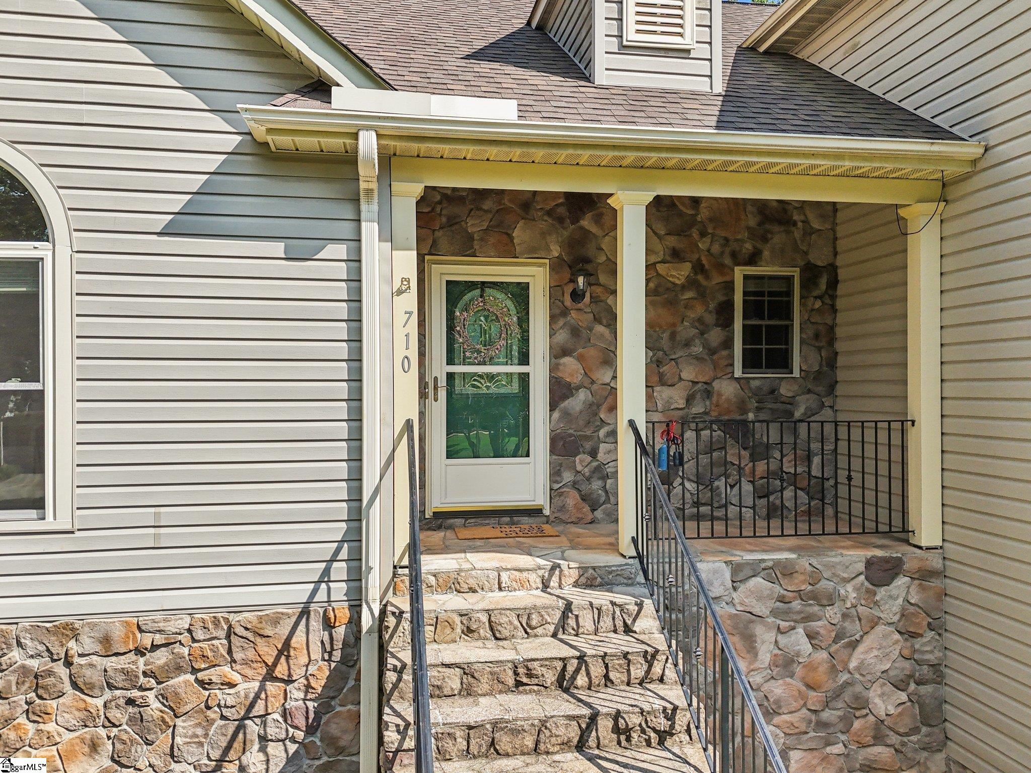 710 Pineapple Pointe