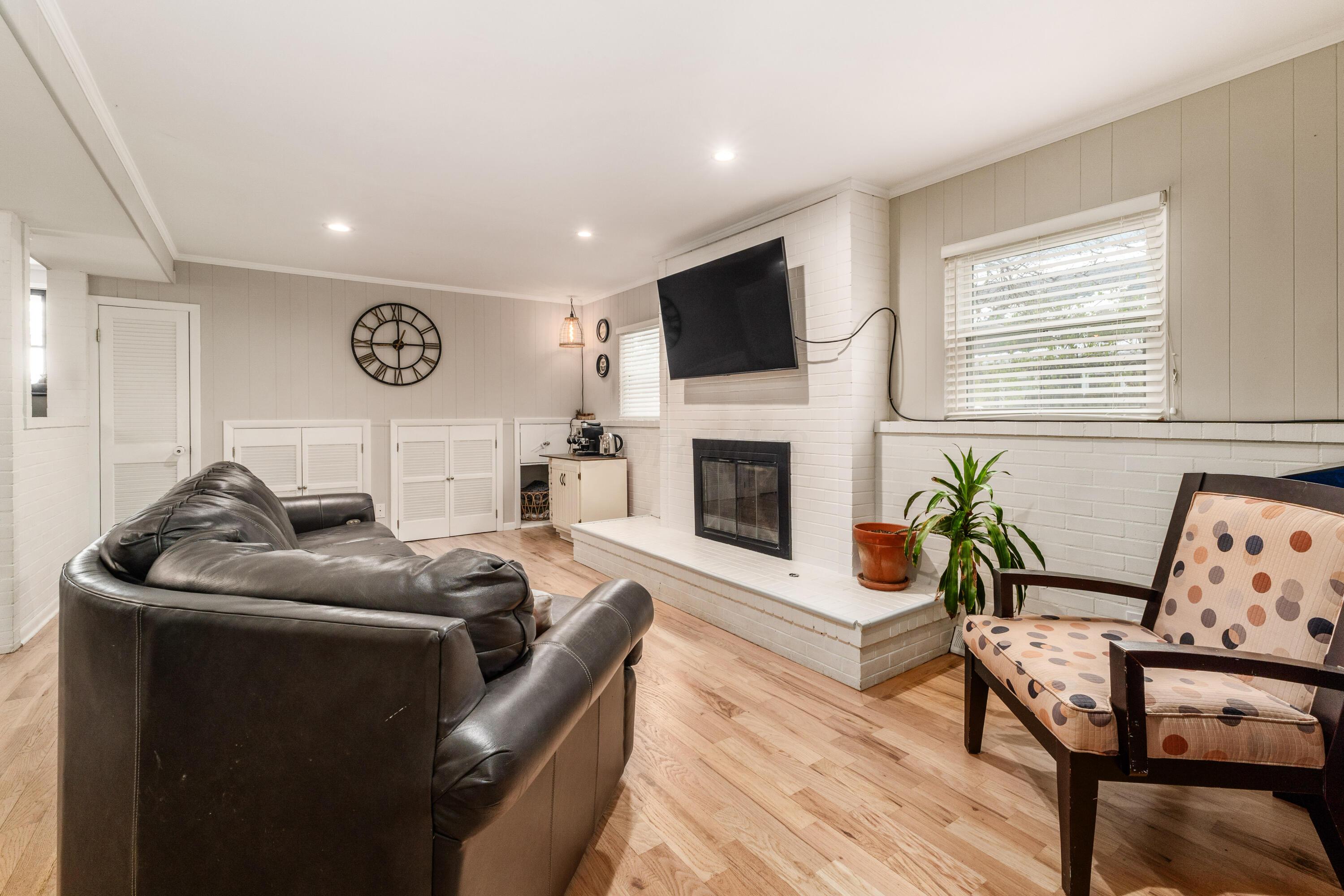 582 E Lincoln Avenue