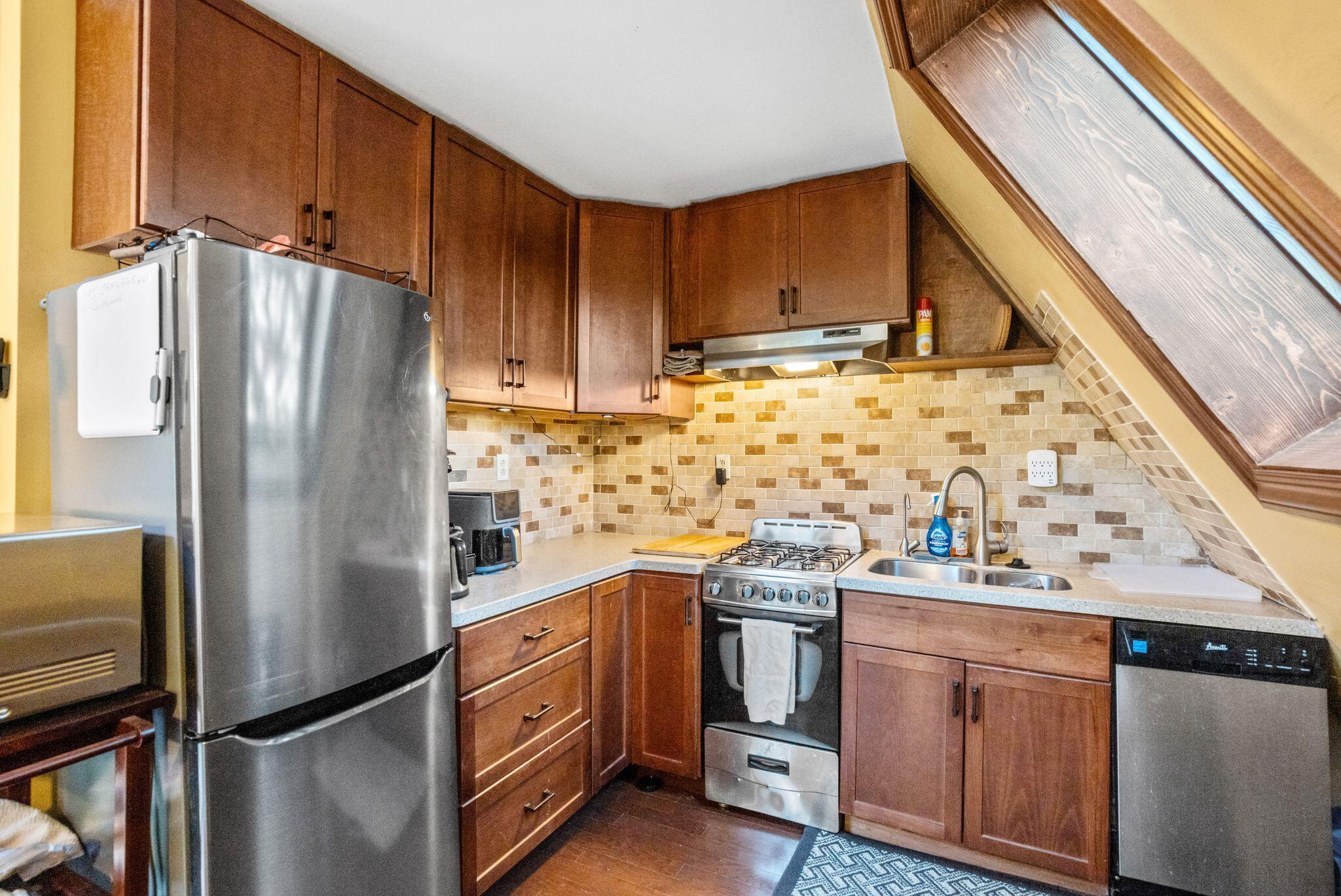 253 Newfoundland Drive, 252