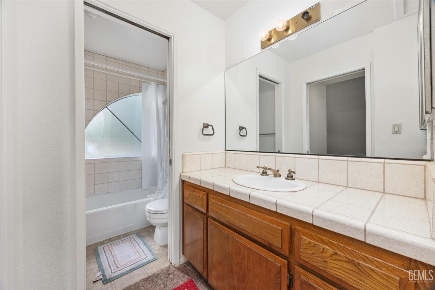 7330 Stockdale Highway Unit: 4