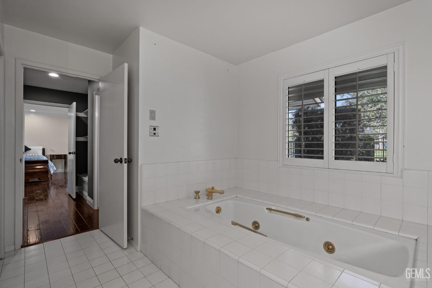 4290 Country Club Drive