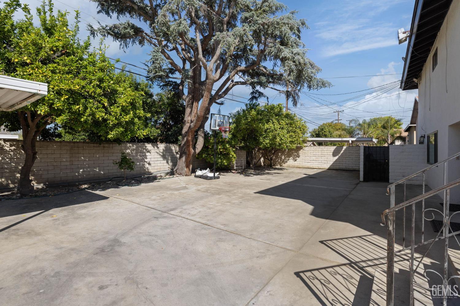 6206 Stockdale Highway