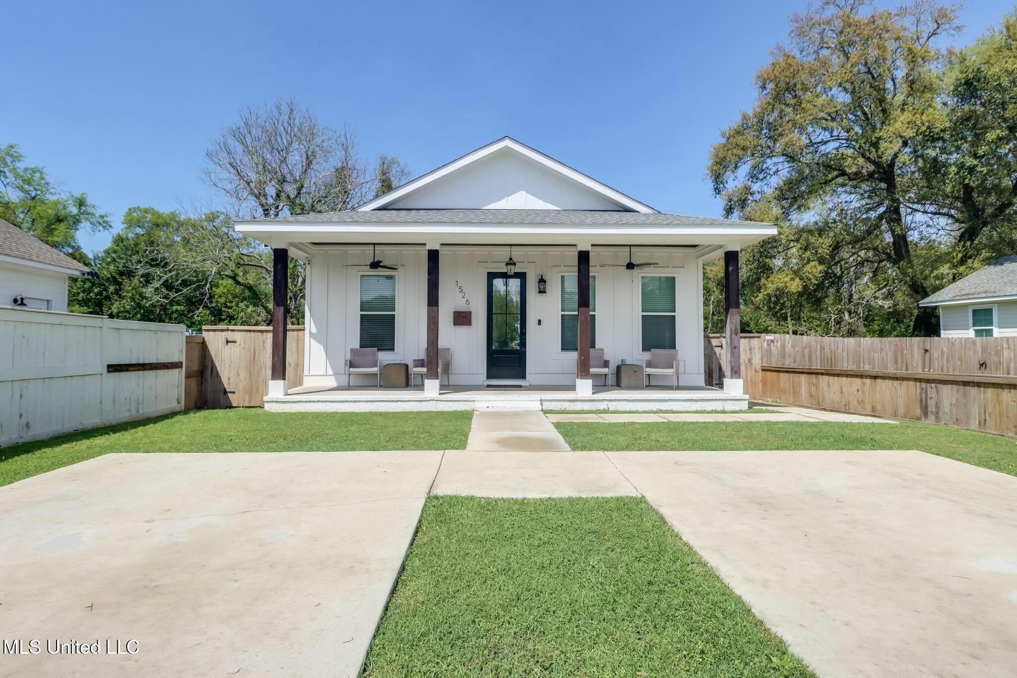 1526 E Railroad Street