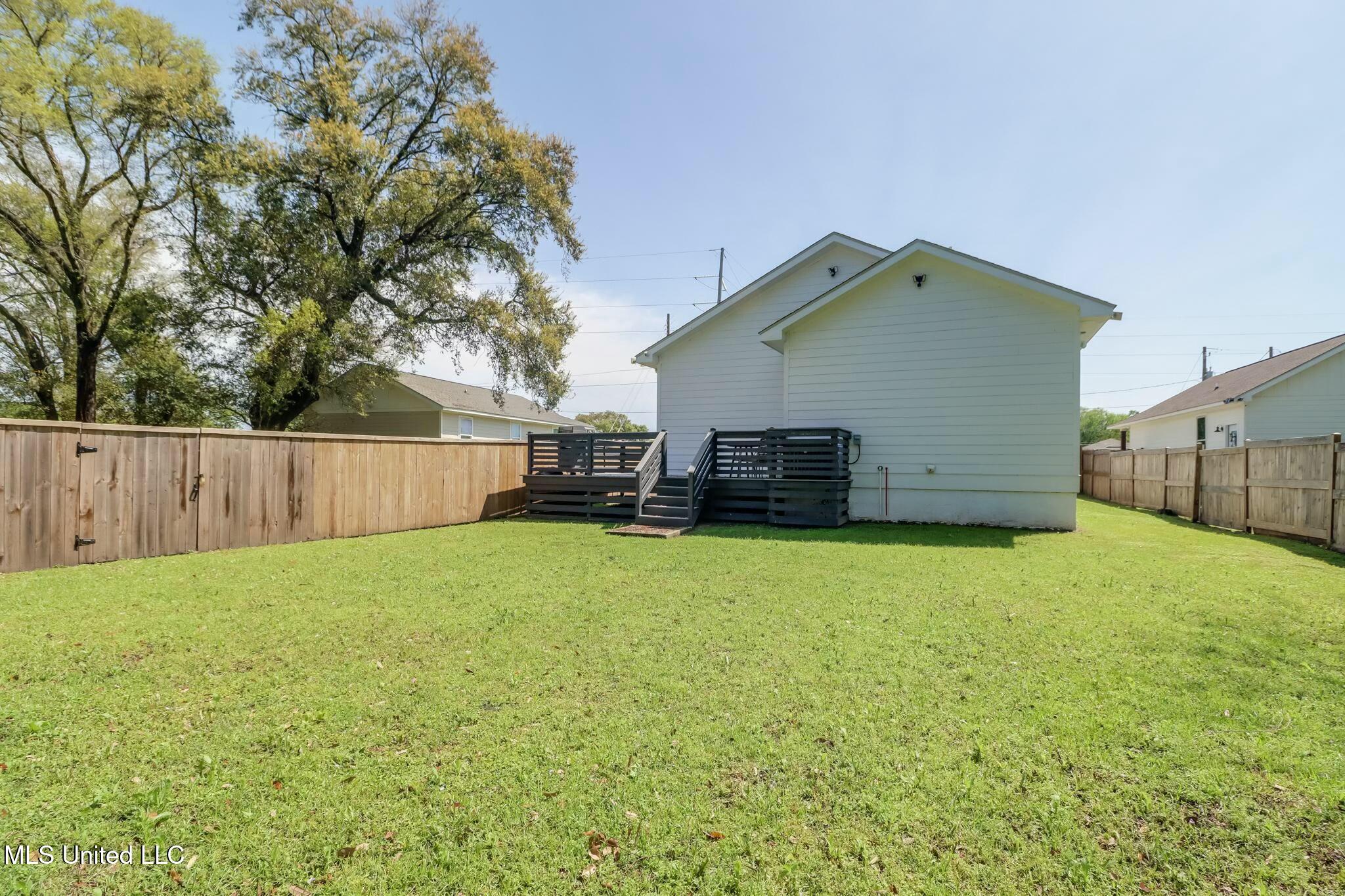 1526 E Railroad Street